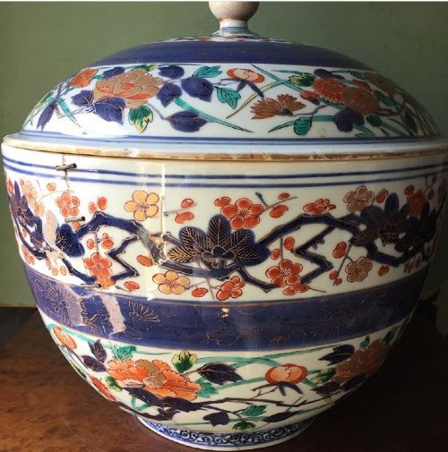 late c17th early c18th japanese edo period porcelain bowl and cover decorated in the imari palette