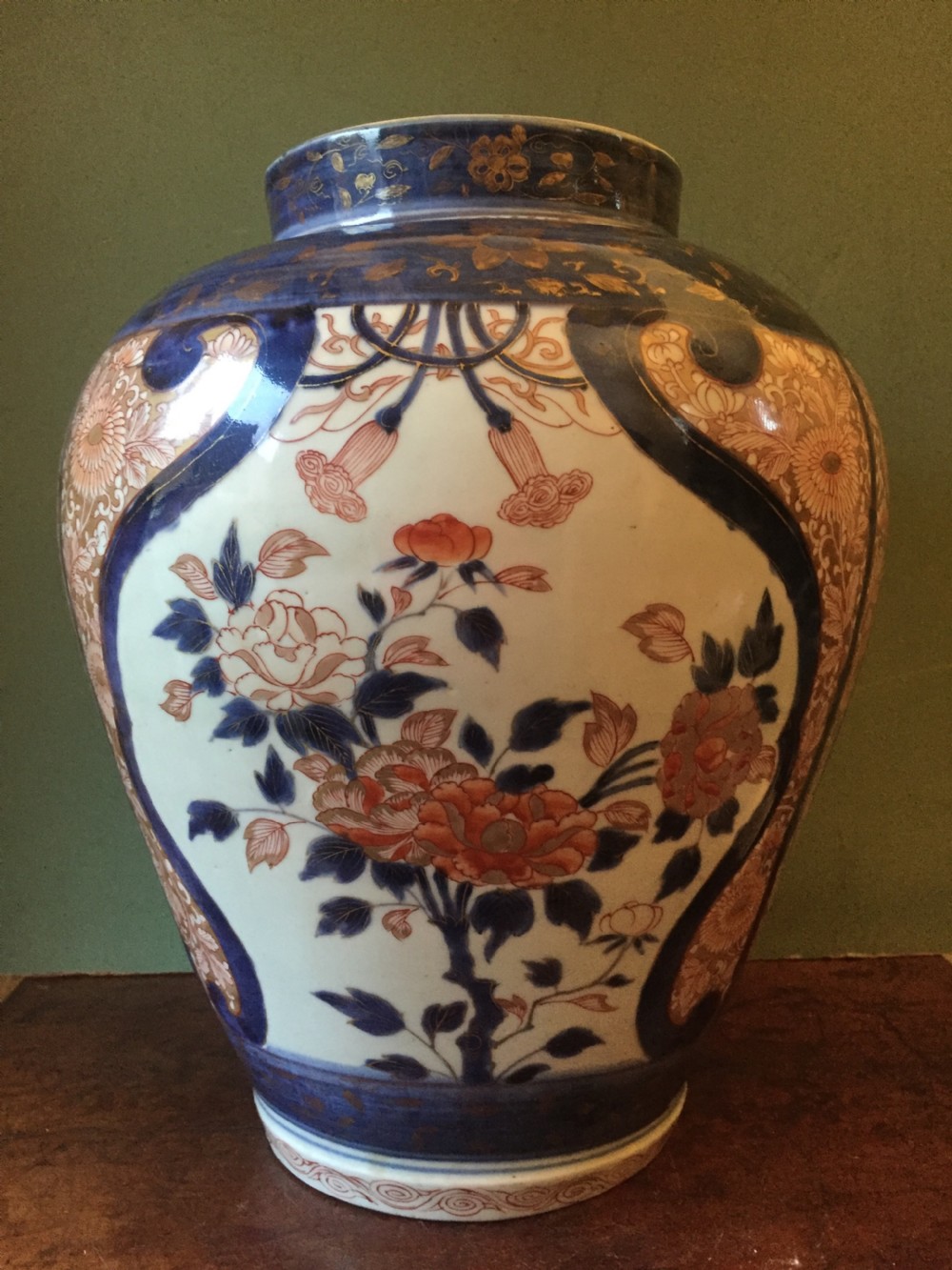 late c17th early c18th japanese edo period porcelain vase decorated in the imari palette